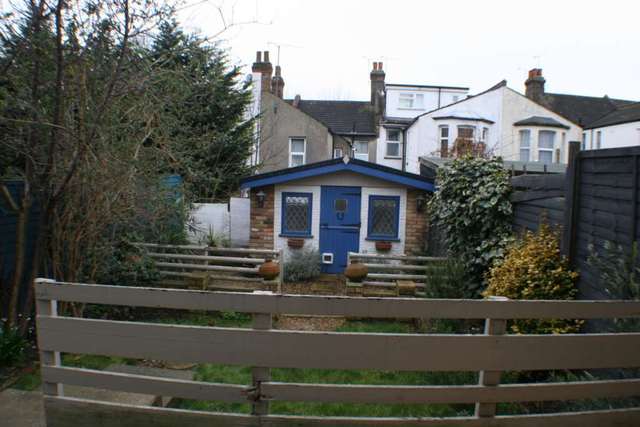  Image of 2 Bedroom Flat  To Rent at Hermitage Road  Westcliff On Sea, SS0 7NQ