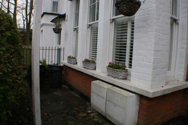  Image of 2 Bedroom Flat  To Rent at Hermitage Road  Westcliff On Sea, SS0 7NQ