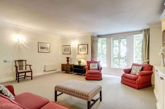 Flat for rent in Stone Hall Gardens, London, W8 2 bedroom