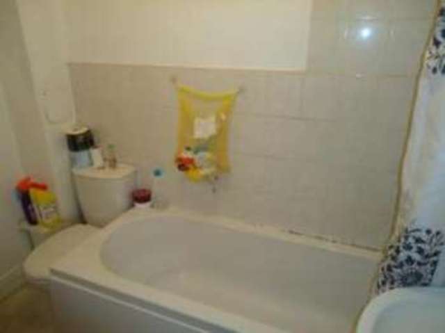bathroom Image of 1 Bedroom Flat For Sale at Southampton Hampshire Portswood, SO17 2LE Image of bathroom