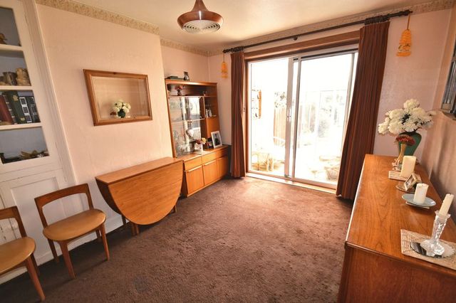  Image of 3 Bedroom Semi-Detached  For Sale at Wantage Road  Didcot, OX11 0BS
