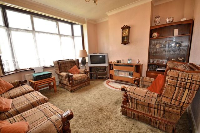 Image of 3 Bedroom Semi-Detached  For Sale at Wantage Road  Didcot, OX11 0BS