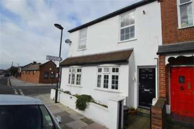  Image of 3 Bedroom Apartment  To Rent at Mortlake, SW14 8PZ