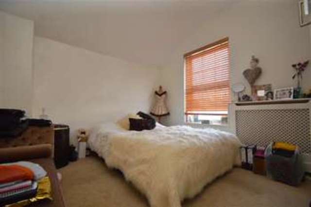  Image of 3 Bedroom Apartment  To Rent at Mortlake, SW14 8PZ