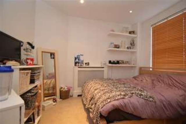  Image of 3 Bedroom Apartment  To Rent at Mortlake, SW14 8PZ
