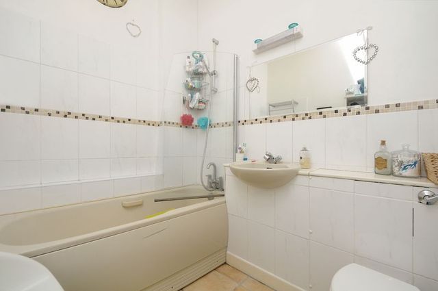  Image of 2 Bedroom Flat  For Sale at Alfredston Place  Wantage, OX12 8DL