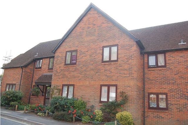  Image of 2 Bedroom Flat  For Sale at Station Road  Alresford, SO24 9JG