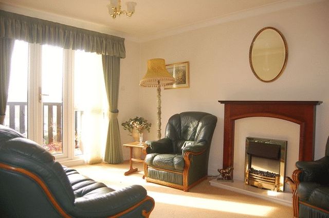  Image of 2 Bedroom Flat  For Sale at Station Road  Alresford, SO24 9JG