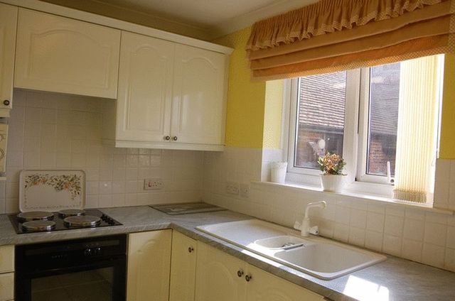  Image of 2 Bedroom Flat  For Sale at Station Road  Alresford, SO24 9JG