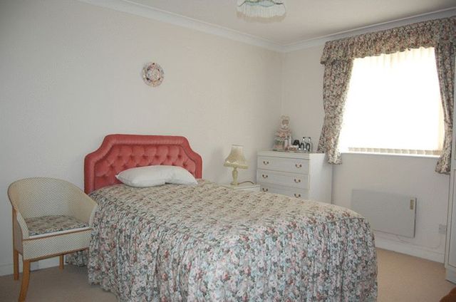  Image of 2 Bedroom Flat  For Sale at Station Road  Alresford, SO24 9JG