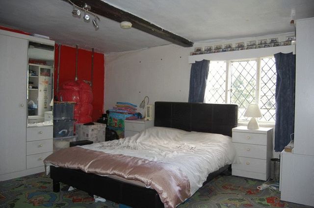  Image of 2 Bedroom Detached  For Sale at The Soke  Alresford, SO24 9DB