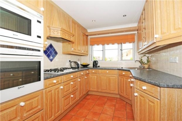  Image of 3 Bedroom Detached  To Rent at Saxon Way  Windsor, SL4 2PT