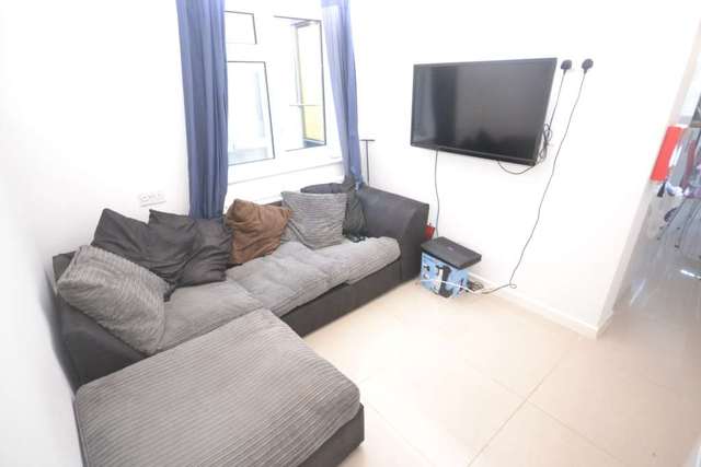  Image of 1 Bedroom House Share  To Rent at Wantage Road  Reading, RG30 2SF