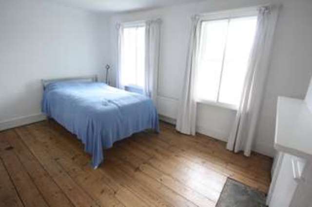  Image of 3 Bedroom Property  To Rent at London, SW15 3RT
