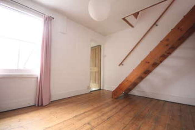  Image of 3 Bedroom Property  To Rent at London, SW15 3RT