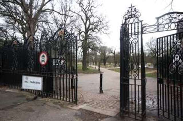  Image of 3 Bedroom Property  To Rent at London, SW15 3RT