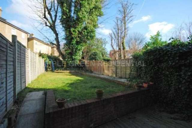 Image of 4 Bedroom Flat to rent at Harley Road, Swiss Cottage London, NW3 3BX
