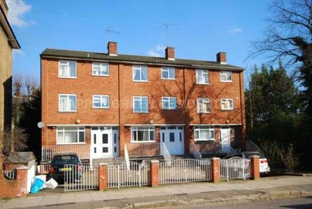  Image of 4 Bedroom Flat to rent at Harley Road, Swiss Cottage London, NW3 3BX