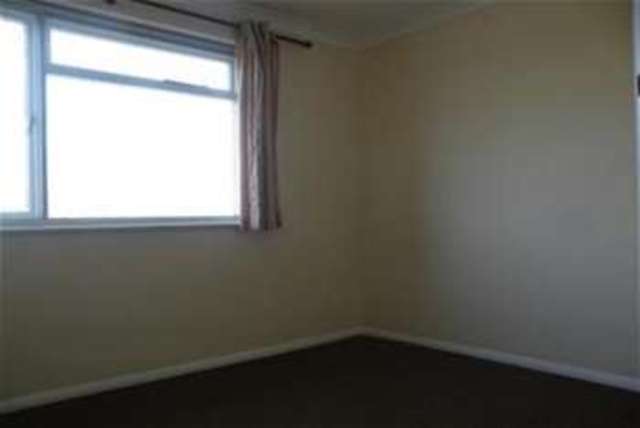  Image of 2 Bedroom Flat to rent at Worthing, BN11 3TB