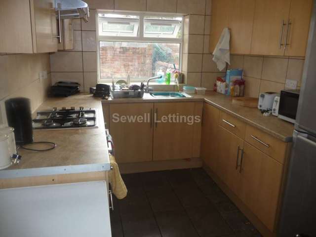  Image of 7 Bedroom Detached  To Rent at Addington Road  Reading, RG1 5PX