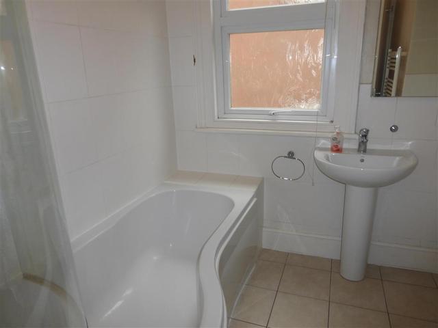  Image of 1 Bedroom Flat  To Rent at Addiscombe Road  CROYDON, CR0 6SH