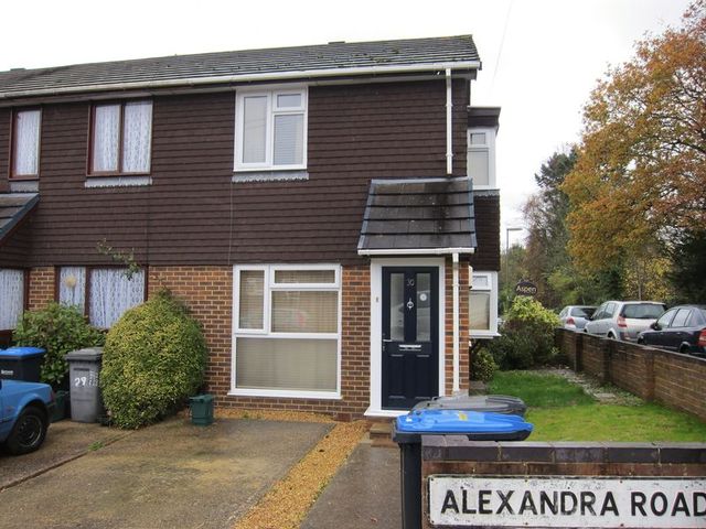  Image of 1 Bedroom Flat  To Rent at Alexandra Road Englefield Green Egham, TW20 0RP