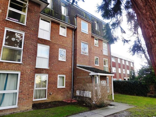  Image of 2 Bedroom Flat  To Rent at Sutton Surrey Sutton, SM1 3DB