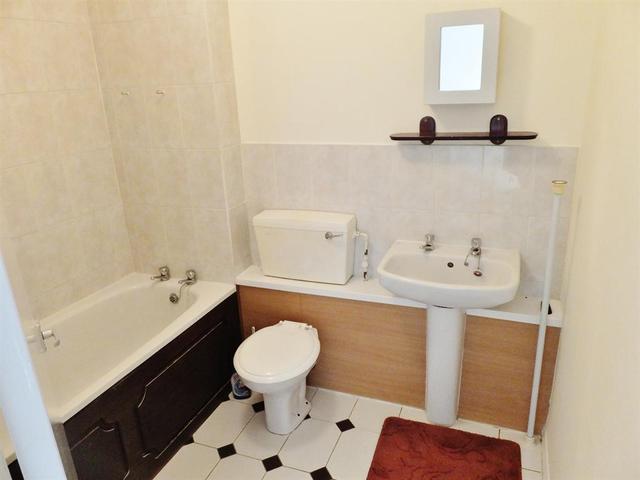  Image of 2 Bedroom Flat  To Rent at Sutton Surrey Sutton, SM1 3DB