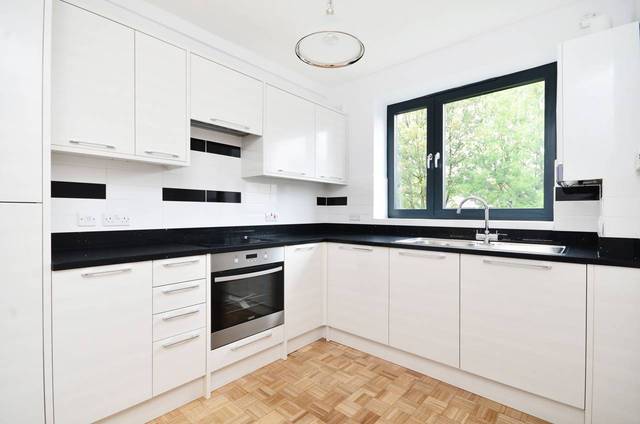  Image of 3 Bedroom Flat  To Rent at Allen Road  Hackney, N16 8SB