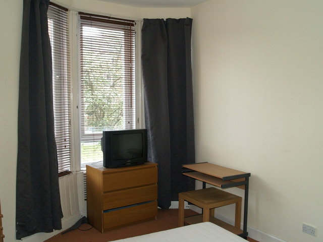  Image of 1 Bedroom Flat  To Rent at Queens Park Glasgow Glasgow, G42 8NE