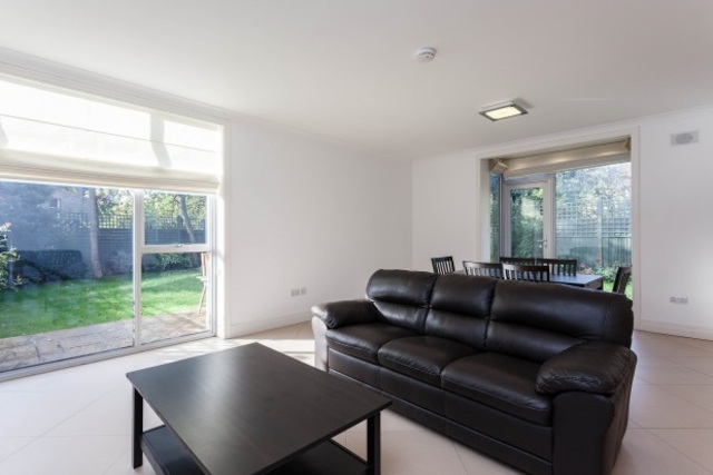  Image of 3 Bedroom Flat  To Rent at Amherst Road  London, W13 8LX