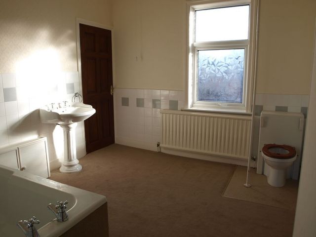  Image of 3 Bedroom Semi-Detached  For Sale at Appleton Gate  Newark, NG24 1LR