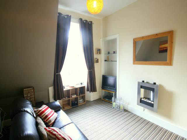  Image of 2 Bedroom Flat  To Rent at Leith Walk Edinburgh Edinburgh, EH6 5DL