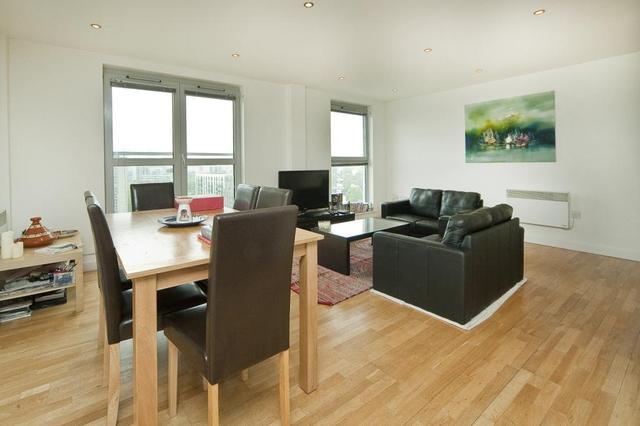  Image of 3 Bedroom Flat  To Rent at Hoxton  Hoxton, N1 5TQ