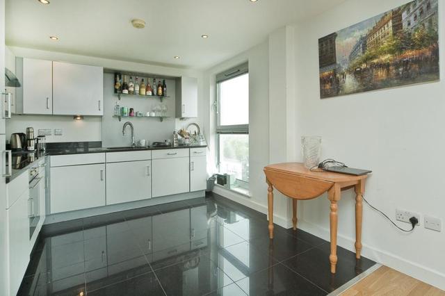  Image of 3 Bedroom Flat  To Rent at Hoxton  Hoxton, N1 5TQ