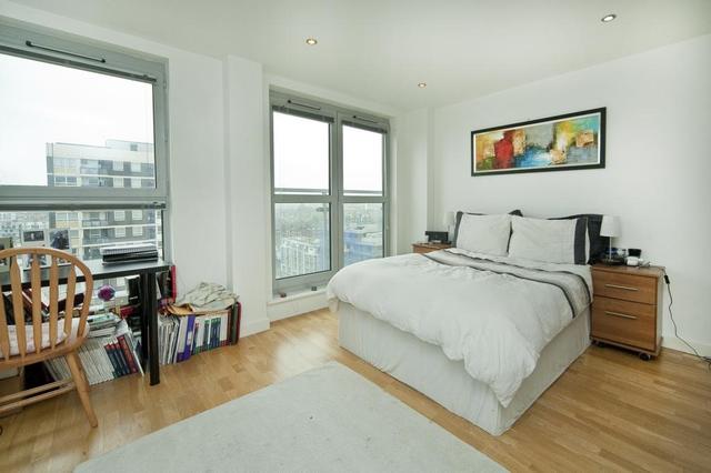  Image of 3 Bedroom Flat  To Rent at Hoxton  Hoxton, N1 5TQ