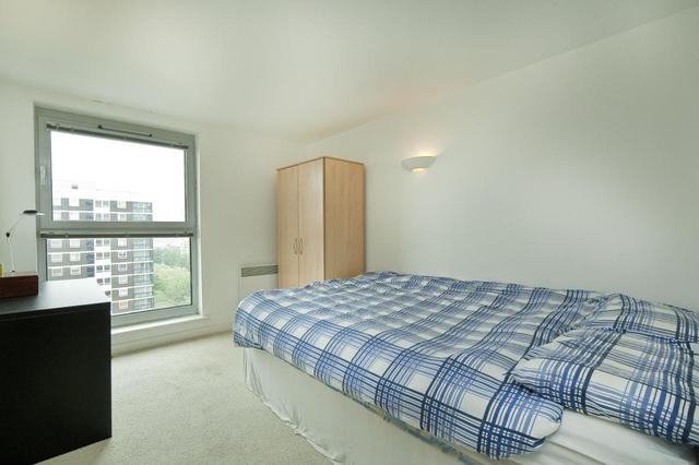  Image of 3 Bedroom Flat  To Rent at Hoxton  Hoxton, N1 5TQ