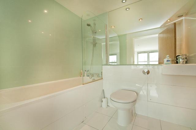  Image of 3 Bedroom Flat  To Rent at Hoxton  Hoxton, N1 5TQ