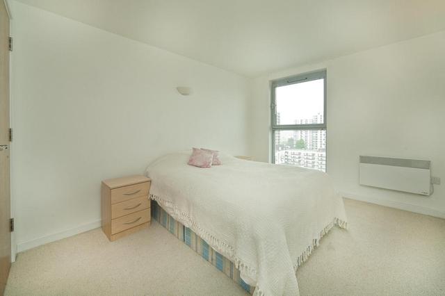  Image of 3 Bedroom Flat  To Rent at Hoxton  Hoxton, N1 5TQ