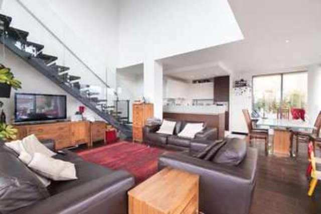  Image of 3 Bedroom Flat  For Sale at London, E14 9EA