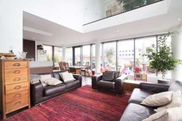  Image of 3 Bedroom Flat  For Sale at London, E14 9EA