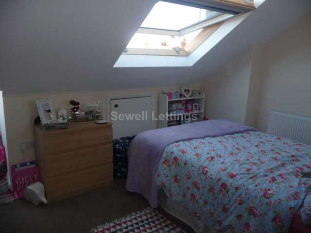 Image of 6 Bedroom Detached  To Rent at Bishops Road  Reading, RG6 1NP