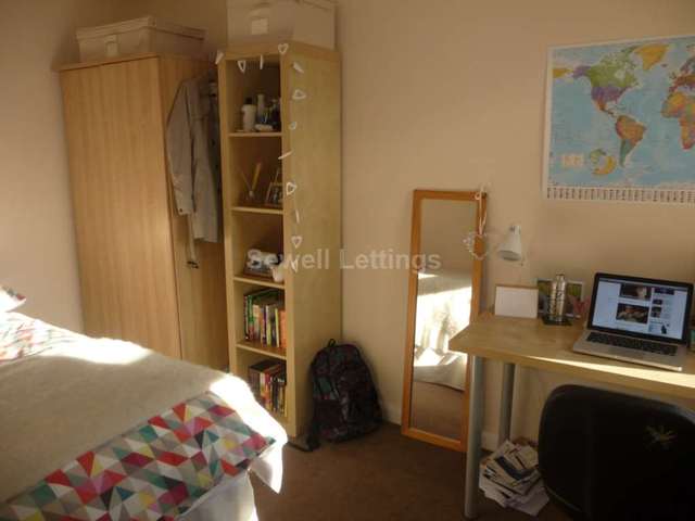  Image of 6 Bedroom Detached  To Rent at Bishops Road  Reading, RG6 1NP