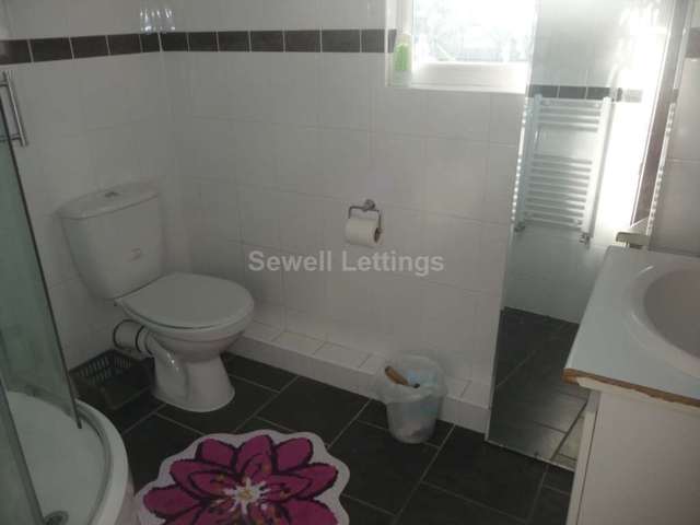  Image of 6 Bedroom Detached  To Rent at Bishops Road  Reading, RG6 1NP