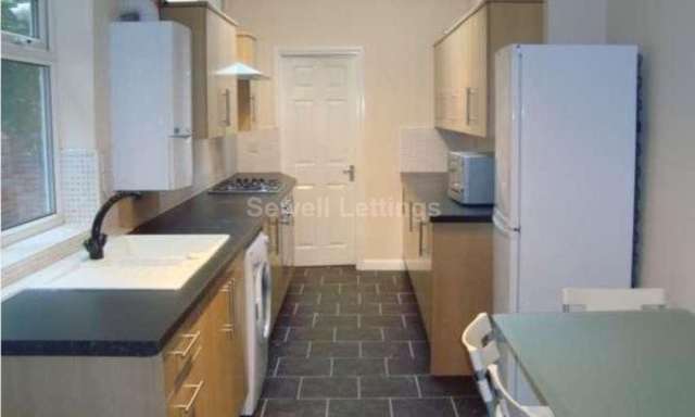  Image of 6 Bedroom Detached  To Rent at Bishops Road  Reading, RG6 1NP