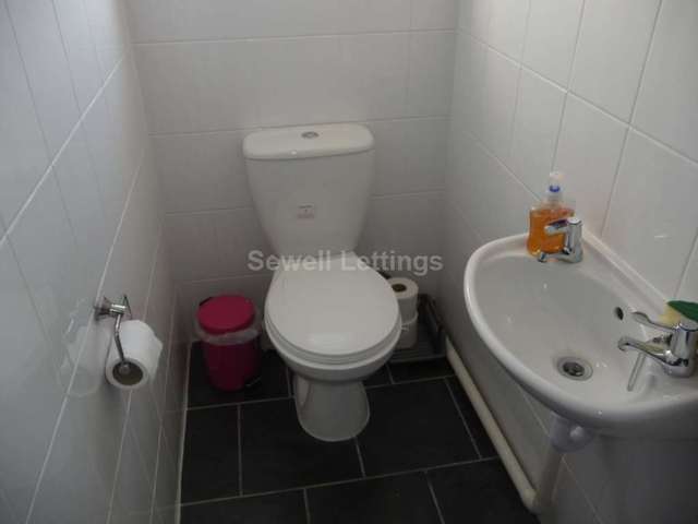  Image of 6 Bedroom Detached  To Rent at Bishops Road  Reading, RG6 1NP