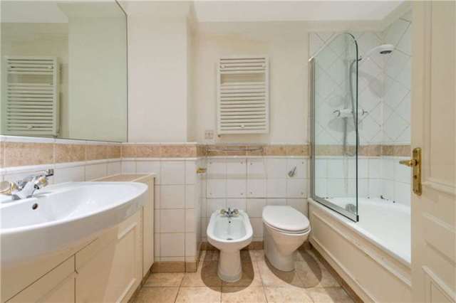  Image of 3 Bedroom Flat  To Rent at Mayfair Mayfair London, W1K 2LG