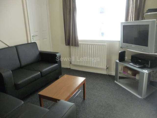  Image of 4 Bedroom Detached  To Rent at Blenheim Gardens  Reading, RG1 5QG