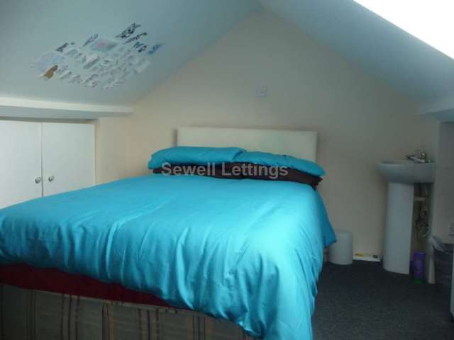  Image of 4 Bedroom Detached  To Rent at Blenheim Gardens  Reading, RG1 5QG
