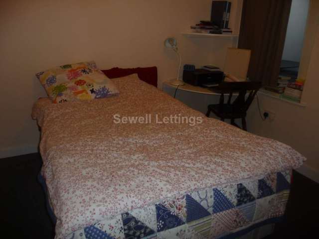  Image of 4 Bedroom Detached  To Rent at Blenheim Gardens  Reading, RG1 5QG